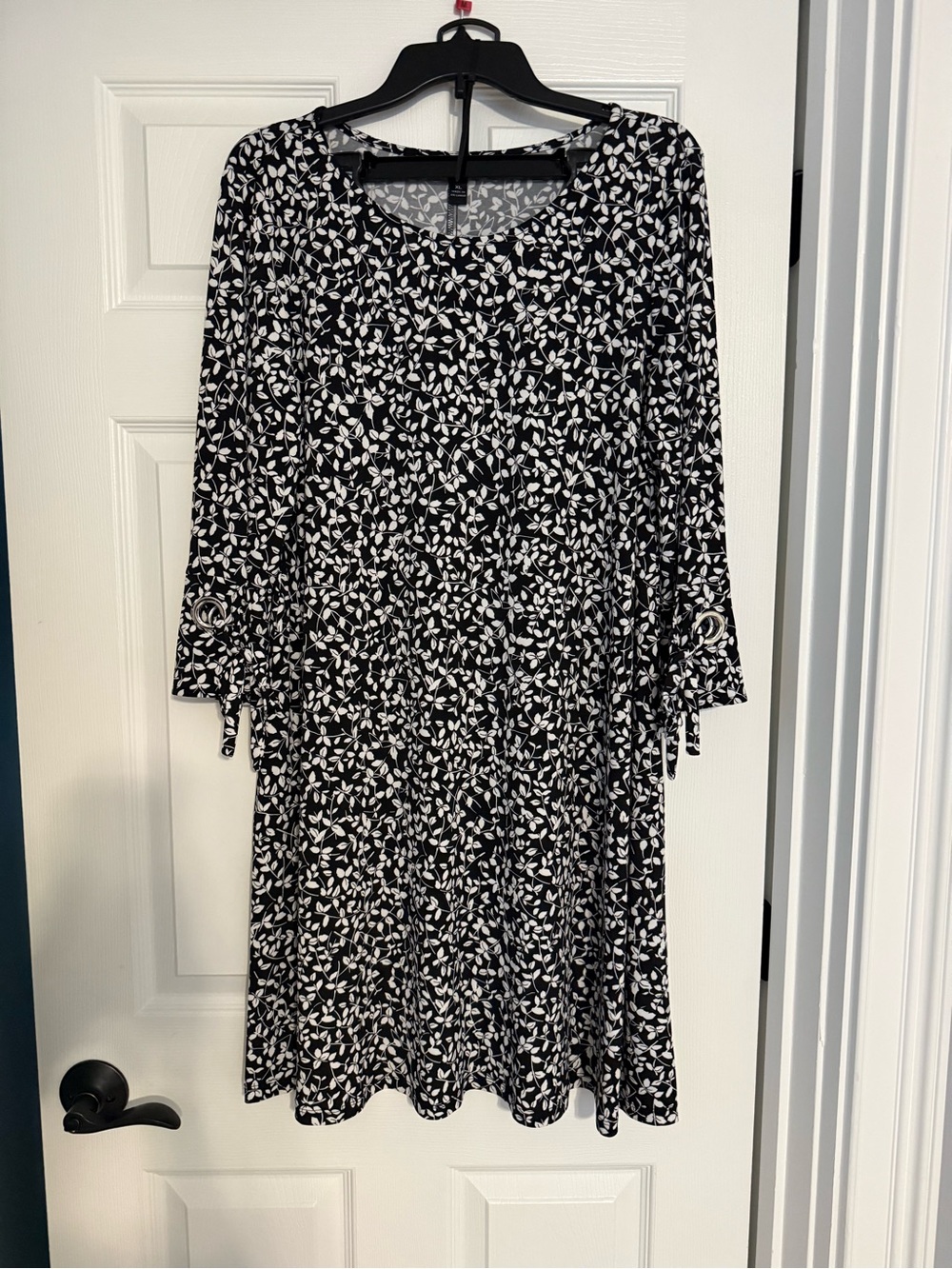 MSK Black and White Leaf-Print Swing Dress
